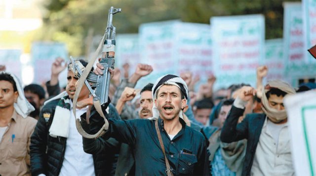 지난해 11월 말 예멘 수도 사나에서 한 후티 반군이 사우디아라비아 주도 연합군에 미국이 지원하는 것을 반대하는 시위에 참가해 총을 들어올리고 있다. 2014년 9월 시작된 예멘 내전은 지난달 후티 반군이 아랍에미리트(UAE) 선박을 나포하고, 수도인 아부다비를 공습하는 등 UAE에 초강수를 두면서 더 큰 혼란 속으로 빠져들고 있다. 사나=AP 뉴시스