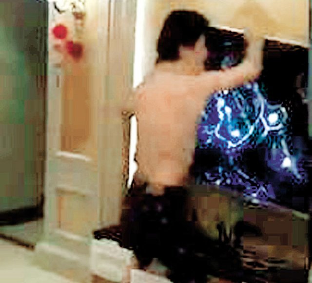 중국의 2022년 카타르 도하 월드컵 최종예선 탈락이 확정된 후 1일 소셜미디어 ‘더우인’에 분노한 중국 팬이 망가진 TV를 붙잡고 마구 흔드는 동영상이 올라왔다. 사진 출처 더우인