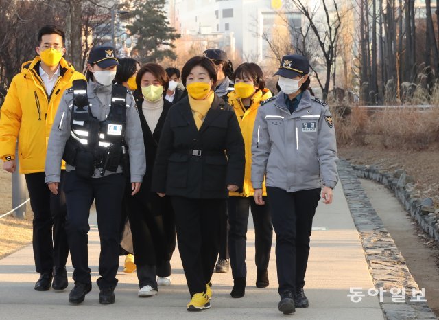 정의당 심상정 대선 후보가 지난 1월 27일 서울 마포구 연남파출소를 방문해 여성경찰관과 함께 도보순찰을 하고 있다. 사진공동취재단