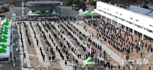 설 연휴 마지막 날인 2일 광주시청 광장에 마련된 선별검사소는 검사를 받기위한 시민들이 줄을 서서 기다리고 있다. 드론촬영.  광주=박영철기자 skyblue@donga.com