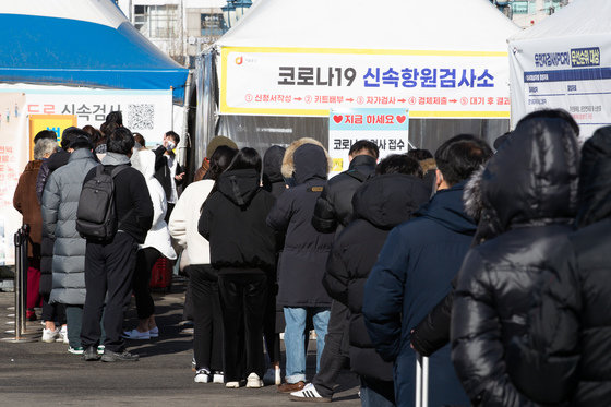 신종 코로나바이러스 감염증(코로나19) 신규 확진자가 2만명을 돌파한 2일 서울역 중구 임시선별검사소를 찾은 시민들이 검사를 위해 줄지어 서 있다. © News1