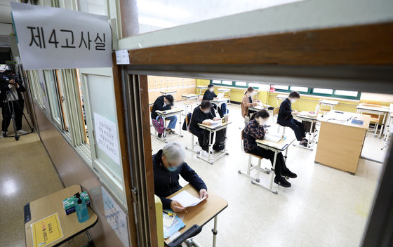 고등학교 검정고시 수험생들이 시험 준비를 하고 있다. 2021.4.10/뉴스1 © News1