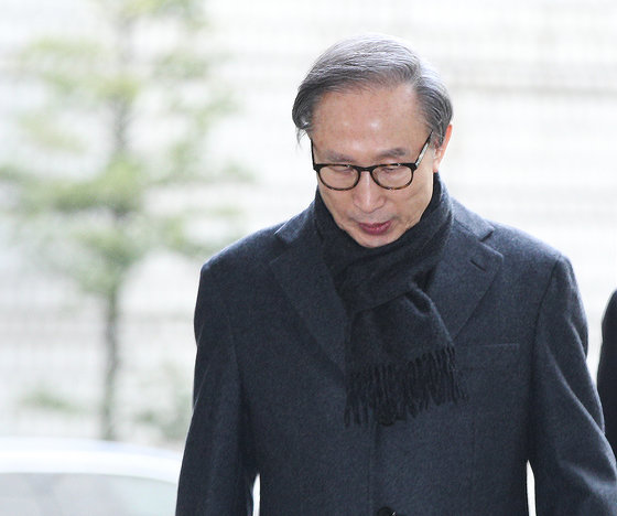 이명박 전 대통령이 19일 오후 서울 서초구 중앙지법에서 열린 특정범죄가중처벌 등에 관한 법률위반(뇌물) 등 항소심 선고공판에 출석하고 있다. 2020.2.19/뉴스1 © News1