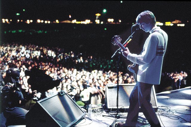 1996년 8월 10일 영국 하트퍼드셔주 넵워스에서 열린 밴드 오아시스의 콘서트 장면. 멤버 노엘 갤러거(오른쪽)의 기타 연주를 12만5000명의 관객이 지켜보고 있다. 소니뮤직 제공