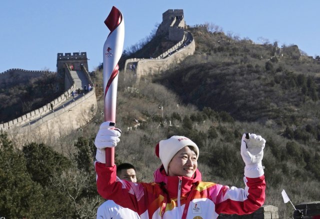 중국 태권도 올림픽 챔피언 우징위가 3일 중국 베이징 외곽 만리장성에서  2022 동계올림픽 성화 봉송을 하고 있다. AP=뉴시스