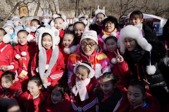 홍콩 유명 영화배우 성룡이 3일 중국 베이징 외곽의 팔달링 만리장성에서 열린 2022년 동계올림픽 성화 봉송에 참가한 후 아이들과 함께 사진을 찍고 있다. AP=뉴시스