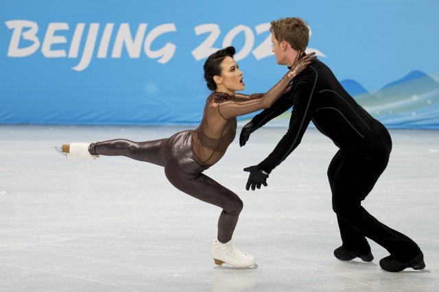 페어 스케이팅 미국 대표팀 매디슨 촉과 에반 베이츠가 3일 베이징에서 열린 2022년 동계 올림픽 훈련 세션에 호흡을 맞추고 있다. AP=뉴시스