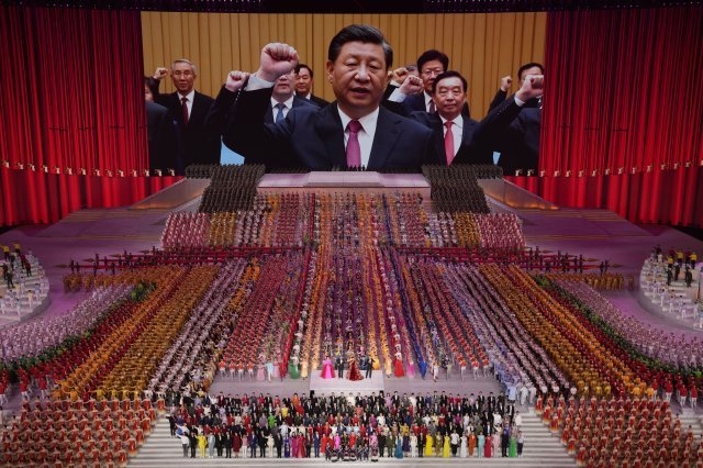 시진핑 중국 국가주석이 지난 6월 28일 베이징에서 열린 중국 공산당 창건 100주년 기념 갈라쇼에서 고위 관리들과 당에 대한 서약식을 하고 있다. AP=뉴시스