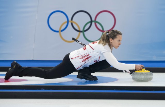 캐나다의 Rachel Homan이 3일 베이징 동계 올림픽 혼합 복식 컬링 경기에서 스톤을 던지고 있다. AP=뉴시스
