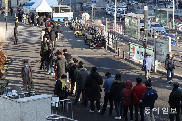 3일부터 코로나19 변이 오미크론에 대응을 위해 진단·검사체계가 달라졌다. 시민들이 코로나19 신속항원검사를 받기위해 서울역광장에 줄을 서있다.
