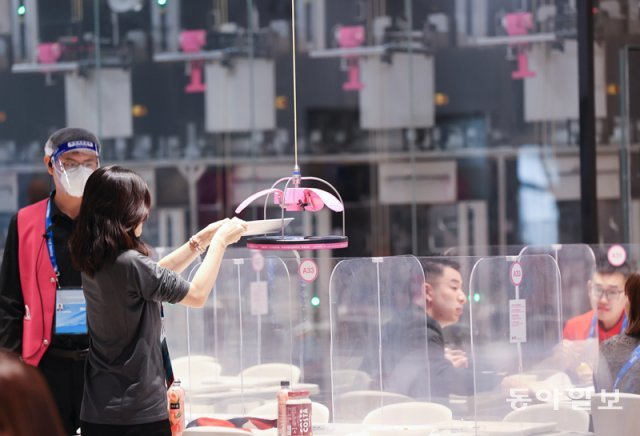2022 베이징 동계 올림픽을 하루 앞둔 3일 메인 프레스 센터식당에서 로봇이 조리한 음식이 배달되고 있다. 원대연 기자 yeon72@donga.com