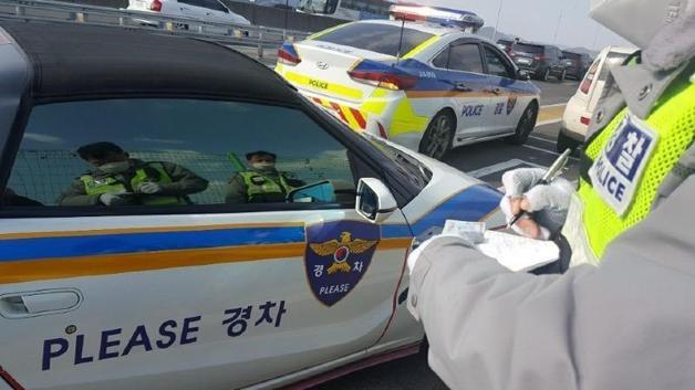 경찰에 단속된 문제의 차량. (온라인 커뮤니티 갈무리) © 뉴스1