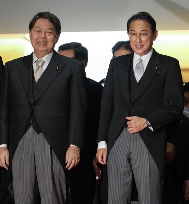 하야시 요시마사 신임 日외상(왼쪽)과 기시다 후미오 총리. 사진 뉴시스