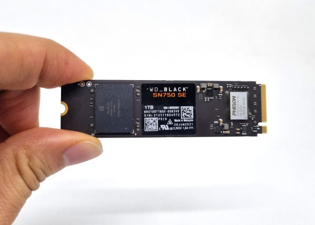 WD 블랙 SN750 SE는 1TB 모델도 메모리 칩 1개를 탑재했다 (출처=IT동아)