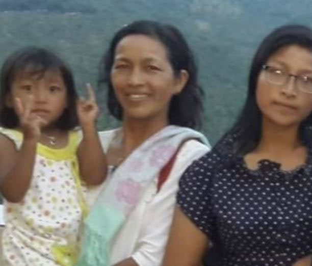 미얀마의 만달레이대 법학과에 재학 중인 테인 산디 소(19·오른쪽)의 가족사진. 지난해 6월 미얀마군은 민주화 시위를 주도한 
아버지를 검거하려다 실패하자 소와 어머니(가운데), 여동생(당시 4세)을 ‘인질’로 체포했다. 주리스트 사이트 캡처