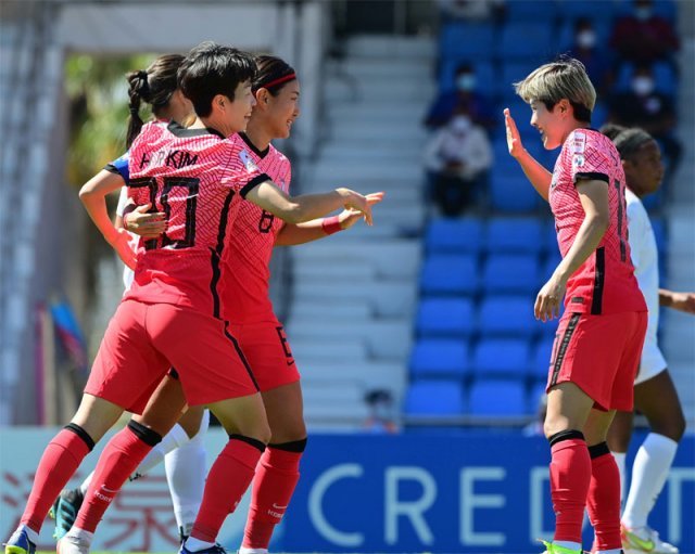 조소현(오른쪽에서 두 번째)이 3일 인도 푸네에서 열린 2022 아시아축구연맹(AFC) 여자 아시안컵 필리핀과의 4강전에서 전반 4분 헤딩 선제골을 넣은 뒤 지소연(오른쪽) 등 동료들과 함께 기뻐하고 있다. 2-0으로 이긴 한국은 사상 처음으로 결승에 진출했다. 대한축구협회 제공