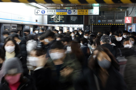 지난달 26일 오전 지하철 서울역에서 마스크를 착용한 시민들이 출근길 발걸음을 재촉하고 있다. 2022.1.26/뉴스1 © News1