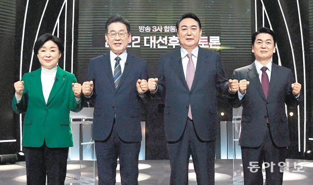 3·9대선 첫 TV토론회에 앞서 정의당 심상정 후보, 더불어민주당 이재명 후보, 국민의힘 윤석열 후보, 국민의당 안철수 후보(왼쪽부터)가 주먹을 쥐며 선전을 다짐하고 있다. 사진공동취재단