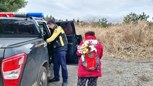 경기도에 거주하는 70대 할머니가 제주 자치경찰단의 도움으로 40년만에 고향에서 부모님의 산소를 찾았다(자치경찰단 제공)© 뉴스1