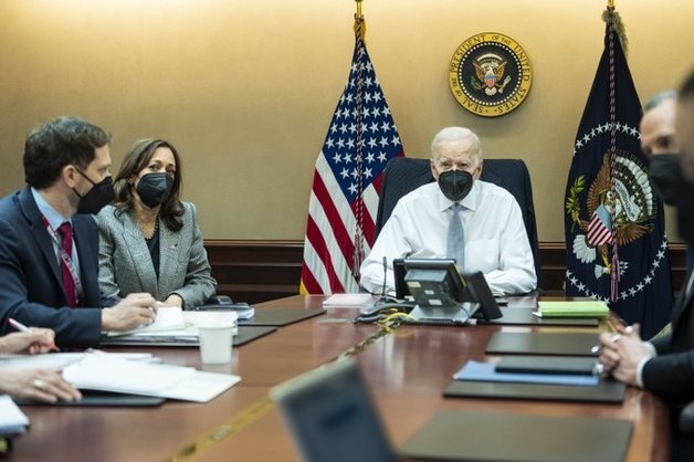 조 바이든 미국 대통령이 3일(현지시간) 백악관에서 카멀라 해리스 부통령 등과 함께 미군의 IS 수괴에 대한 공격 작전을 지켜보고 있다. © 뉴스1(백악관 트위터 캡처)