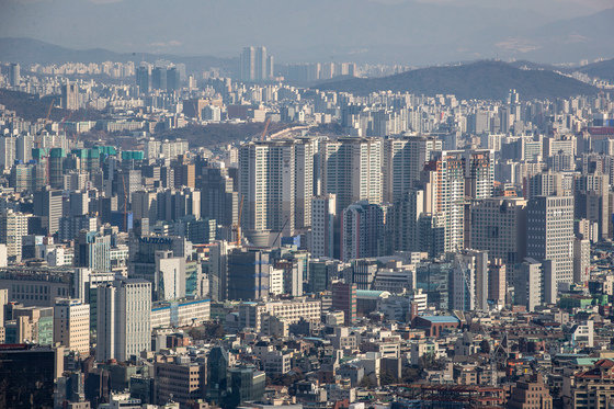 서울 남산에서 바라본 아파트 밀집지역 모습.  2022.2.3/뉴스1 © News1