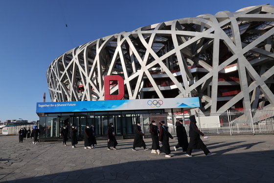 2022 베이징 동계올림픽 개막을 하루 앞둔 3일 개막식장인 중국 베이징 국립 경기장 앞에 개막식 관계자들이 이동하고 있다. 2022.2.3/뉴스1 © News1