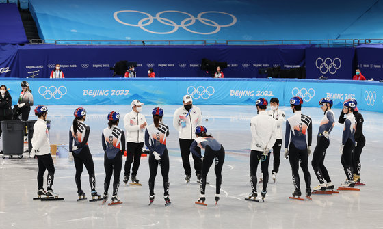 2022 베이징 동계올림픽 개막을 하루 앞둔 3일 오후 중국 베이징 수도 실내 경기장에서 대한민국 쇼트트랙 대표팀 안중현 코치가 훈련 전 선수들과 대화하고 있다. 2022.2.4/뉴스1 © News1