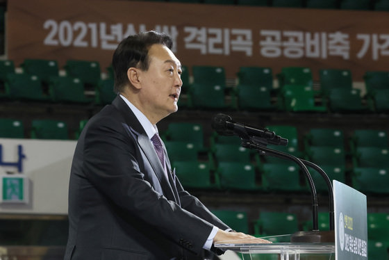 국민의힘 윤석열 대선 후보가 4일 오후 서울 송파구 잠실학생체육관에서 열린 한국농업경영인중앙연합회 주최 ‘선택 2022! 대선 후보 농정 비전 발표회’에서 농정 비전을 발표하고 있다. 국회사진취재단