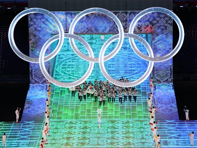 대한민국 선수단이 4일 중국 베이징 국립 경기장에서 열린 2022 베이징 동계올림픽 개막식에 입장하고 있다. ‘함께하는 미래(Together for a Shared Future)‘를 슬로건으로 내건 이번 축제에는 91개국 2900여 명이 참가하며 오는 20일까지 열린다. 2022.2.4/뉴스1