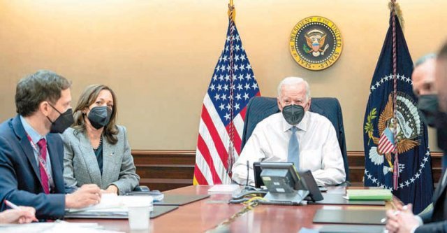 모두 검은색 마스크를 착용한 조 바이든 미국 대통령(왼쪽에서 세 번째)과 카멀라 해리스 부통령(왼쪽에서 두 번째)이 미 워싱턴 백악관 상황실에서 알쿠라이시 사살 작전을 실시간으로 지켜보고 있다. 사진 출처 미 백악관 트위터