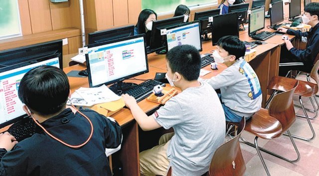 지난해 교육부, 과학기술정보통신부, 한국과학창의재단이 선정한 인공지능(AI)교육 선도학교인 경기 군포초 학생들이 소프트웨어 교육을 받고 있다. 교육부 제공