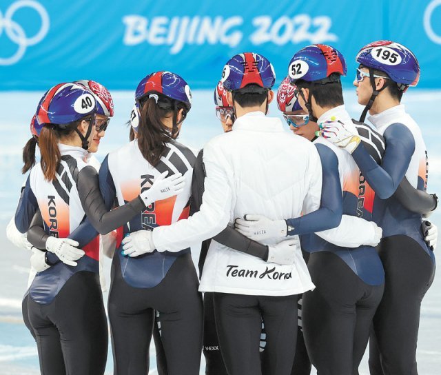 ‘세계 최강’ 한국 쇼트트랙 대표팀이 5일 중국 베이징 서우두실내경기장에서 열리는 2022 베이징 
겨울올림픽 신설 종목인 2000m 혼성 계주에서 초대 올림픽 챔피언에 도전한다. 사진은 3일 서우두실내경기장 훈련 도중 남녀 
대표팀이 모여 선전을 다짐하는 모습. 베이징=뉴스1