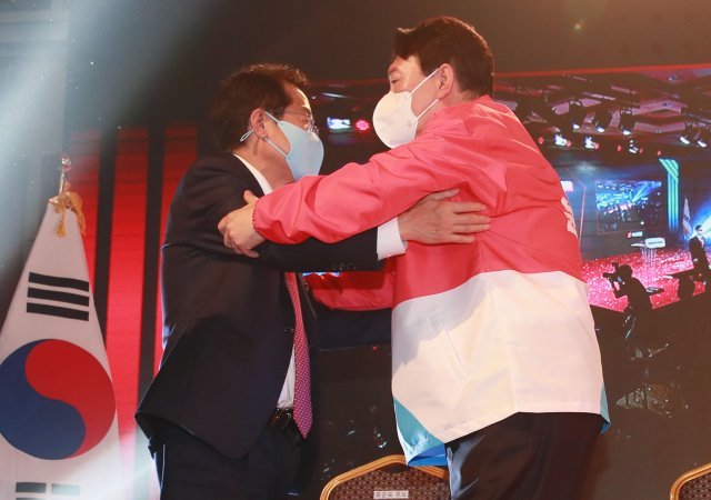 윤석열 국민의힘 대선후보(오른쪽)와 홍준표 의원. 사진공동취재단/안철민