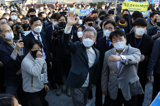 이재명 더불어민주당 대선 후보가 지난해 11월 경남 창원시 3·15 의거 발원지 기념관을 방문한 후 시민들과 인사를 나누고 있다.  2021.11.13/뉴스1 © News1