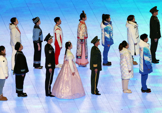 4일 중국 베이징 국립 경기장에서 열린 2022 베이징 동계올림픽 개막식에서 한복을 입은 여성이 오성홍기를 든 소수민족 중 하나로 표현돼 논란을 빚고 있다. 2022.2.5/뉴스1 © News1