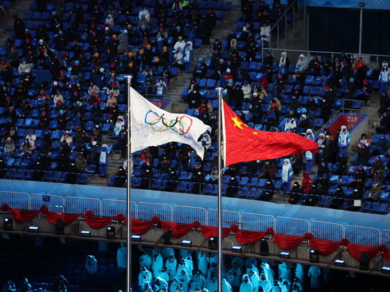 4일 중국 베이징 국립 경기장에서 열린 2022 베이징 동계올림픽 개막식에서 올림픽기가 중국 국기인 오성홍기 옆에 게양되고 있다. 2022.2.4/뉴스1 © News1