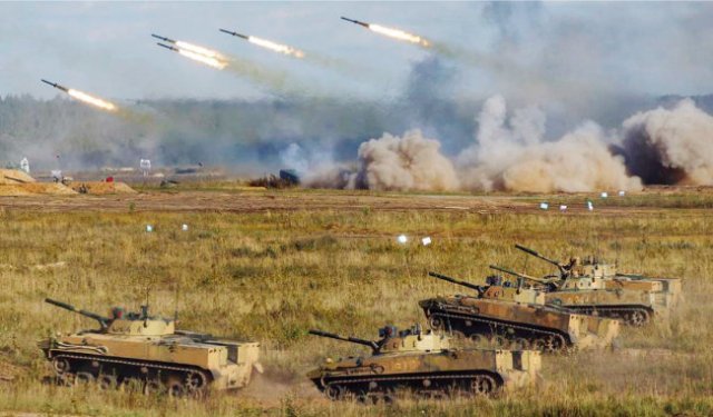 러시아군과 벨라루스군이 우크라이나 인근 국경 지역에서 훈련하고 있다. [러시아 국방부]