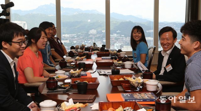 최현만 미래에셋생명 수석부회장이 2013년 8월 서울 중구 센터원빌딩에서 청년들과 함께 도시락토크를 즐기고 있다. 박영대 기자 sannae@donga.com