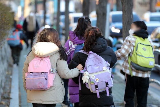 서울시내 한 초등학교에서 학생들이 등교를 하고 있다. 2021.12.13/뉴스1 © News1
