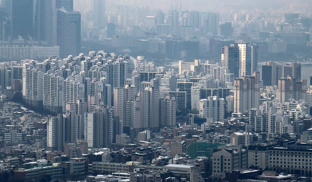 서울 중구 남산에서 바라본 서울시내 아파트의 모습. 2022.1.2/뉴스1 © News1