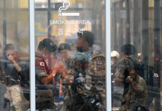 작년 7월11일 오전 서울역 광장에 마련된 중구 임시 선별검사소 옆 흡연구역에서 군인들이 담배를 피고 있다. 2021.7.11/뉴스1 © News1