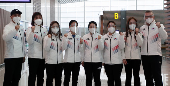 2022 베이징 동계올림픽에 출전하는 대한민국 여자 컬링 대표팀이 5일 오전 인천국제공항 2터미널에서 출국 전 파이팅을 외치고 있다. 2022.2.5/뉴스1 © News1