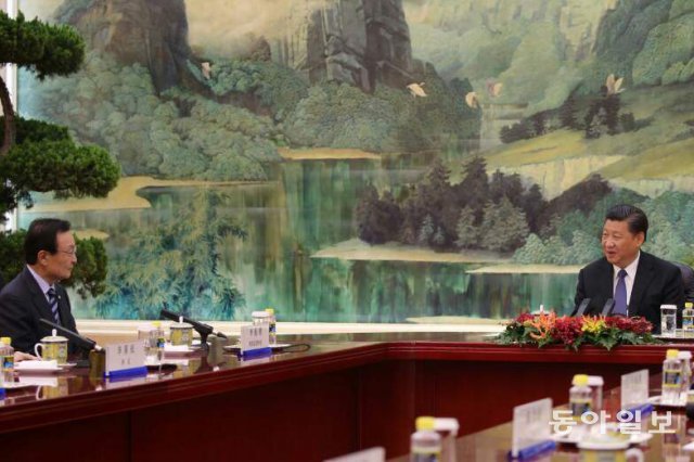 2017년 5월 이해찬 당시 중국 특사(왼쪽)가 시진핑 중국 국가주석과 대화하는 장면. 당시 이 특사는 하석에 앉은 채로 상석에 앉은 시진핑에게 보고하는 듯한 구도가 만들어져 논란이 일었다. 동아일보DB