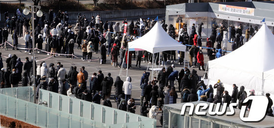 6일 오후 서울시 송파구 잠실종합운동장에 설치된 임시 선별진료소에서 코로나19 검사를 받기 위한 시민들이 긴 줄을 서고 있다. 

코로나19 오미크론 변이 확산으로 연일 3만명 이상 신규확진자가 발생하며 이날 누적 확진자가 100만명을 넘어섰다. (서울=뉴스1)