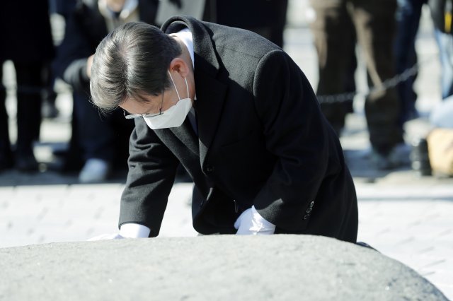 이재명 더불어민주당 대선 후보가 6일 경남 김해 봉하마을 노무현 전 대통령 묘역을 방문해 참배를 마치고 너럭바위를 어루만지고 있다. [김해=뉴시스]