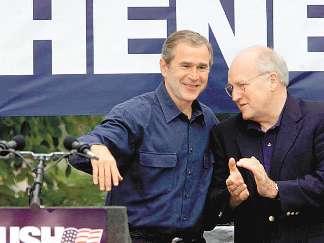2000년 미국 대통령 선거에 출마한 조지 W 부시 공화당 후보(왼쪽)가 일리노이주 연설 무대에 오르면서 러닝메이트인 딕 체니 부통령 후보(오른쪽)에게 소곤거린 얘기가 마이크를 통해 방송됐다. NPR 캡처