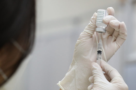 서울의 한 보건소 예방접종센터에서 의료진이 백신을 주사기에 담는 모습. 뉴스1