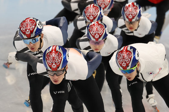 2022 베이징 동계올림픽 개막을 하루 앞둔 3일 오후 중국 베이징 수도 실내 경기장에서 황대헌(맨 앞)을 비롯한 대한민국 쇼트트랙 대표팀이 훈련하고 있다. 2022.2.3/뉴스1 © News1