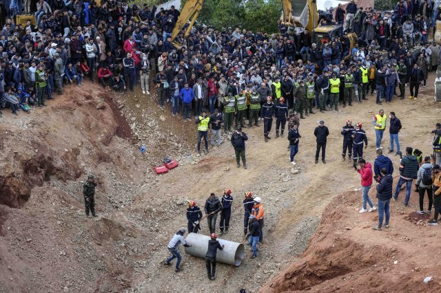 구조작업이 이어진 5일 동안 우물 밖에선 전국 각지에서 많은 시민들이 모여들어 라얀의 무사 귀환을 기도했다.