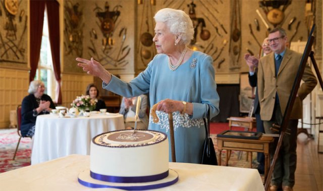 즉위 70주년을 하루 앞둔 5일(현지 시간) 엘리자베스 2세 영국 여왕이 노퍽주 자신의 샌드링엄 별장에서 이 지역 주민 및 자원봉사자 등을 초청해 주최한 70주년 기념 연회에서 케이크를 자르고 있다. 샌드링엄=AP 뉴시스
